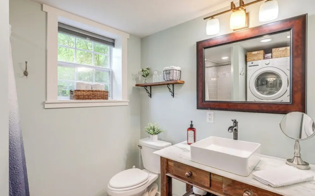 Walk to Downtown Weaverville: Quiet Apartment