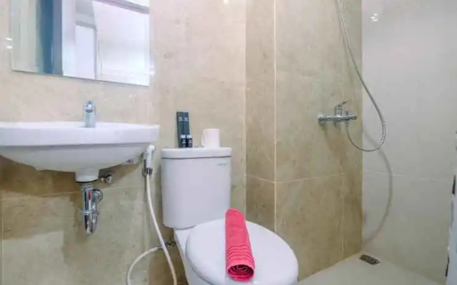 Comfy and Nice Studio Apartment at Transpark Cibubur By Travelio