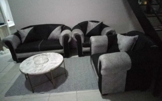 Lovely Rosebank 1-bedroom condo with pool & cinema