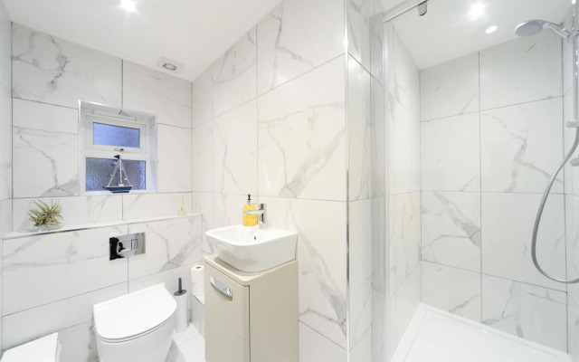 Amazing Apartment near Bournemouth, Poole & Sandbanks - WiFi & Netflix - Newly Renovated! Great Location!