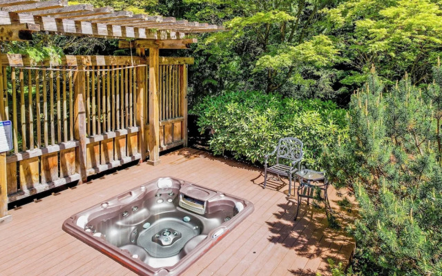 Rhythm Waters by Avantstay Garden Paradise, Pond