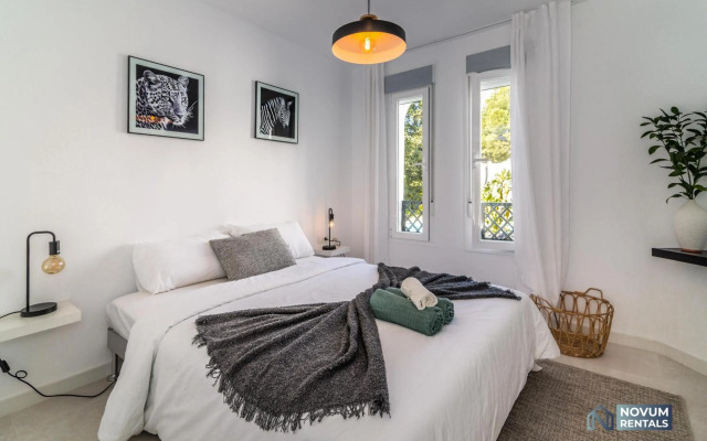 TOP RENOVATED 3-BDRM TOWNHOUSES with POOL, BBQ & ROOFTOP TERRACES
