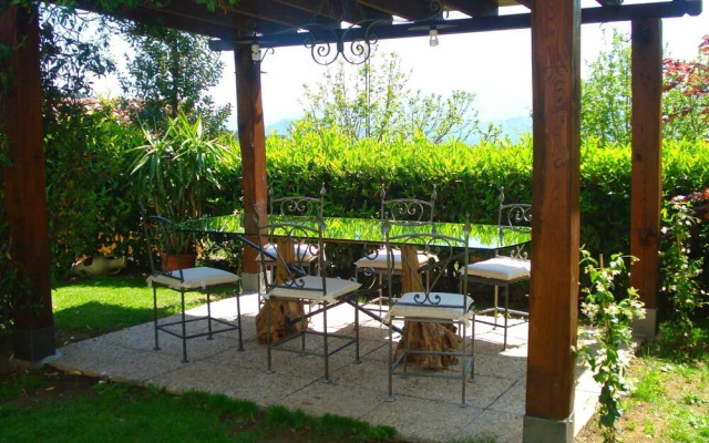 Lovely Farmhouse in Castiglione di Garfagnana with Hot Tub