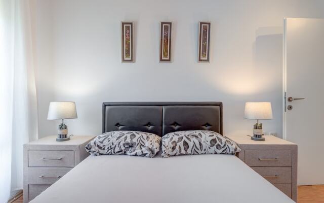 Modern 90 m2 apt With Balcony w the sea View