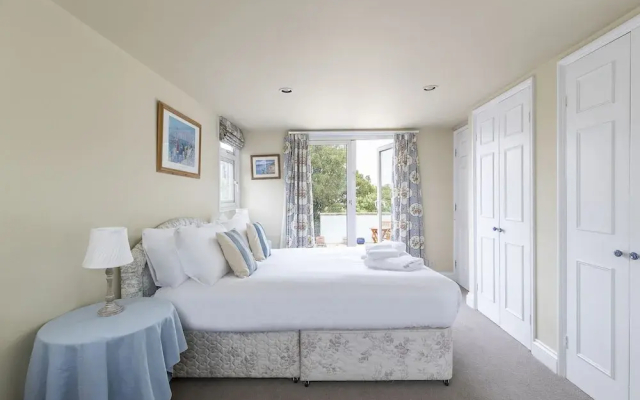 JOIVY Charming 3 bed house with a rooftop terrace