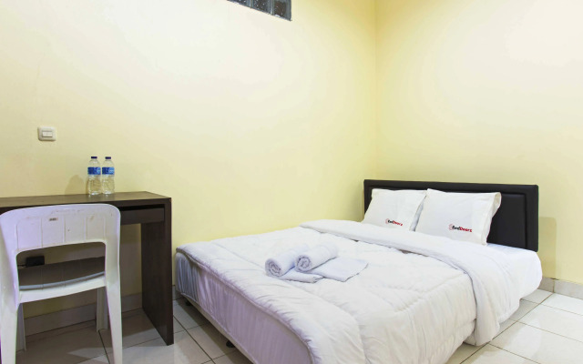 RedDoorz Near Mall Taman Anggrek
