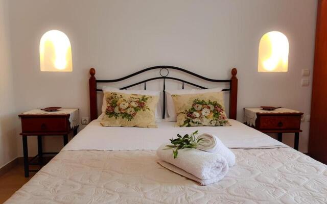 Sunshine house for 9, cozy set up,verandas, sea view.