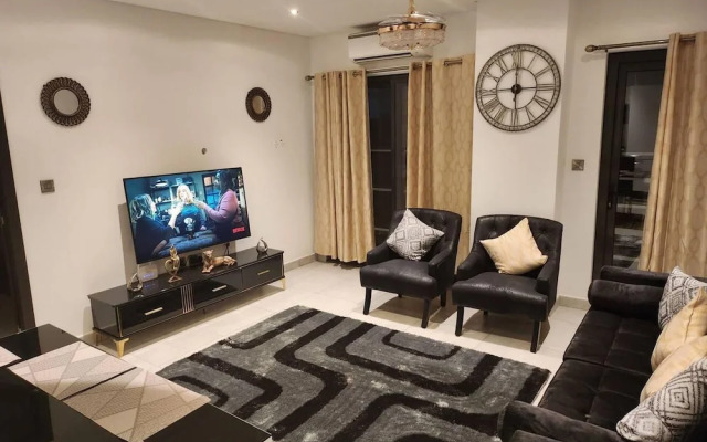 Luxurious & Comfy Gem-5 Star Location-pools, Gym!