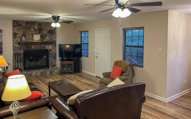 Creekfront Cabin Near Chattanooga w/ Hot Tub!