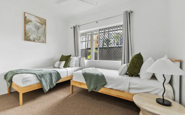 Cairns Tropical Bliss Swim In - Out Apt