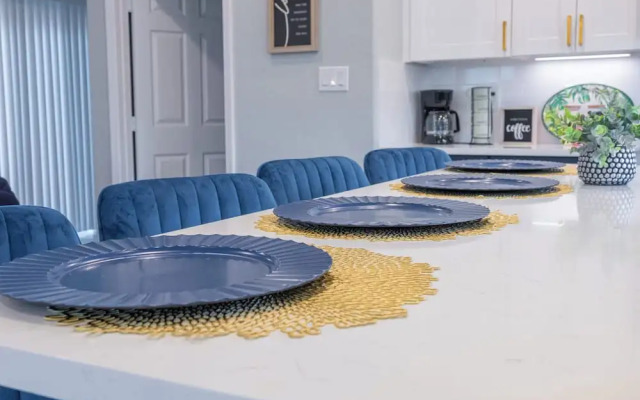 Heaven-sent Convenient 4br/ 3BA Near Downtown