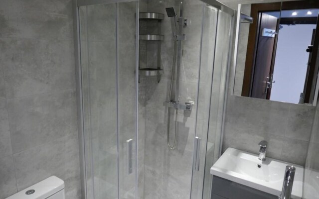 Immaculate 12-bed House Good Amenities in Wigan