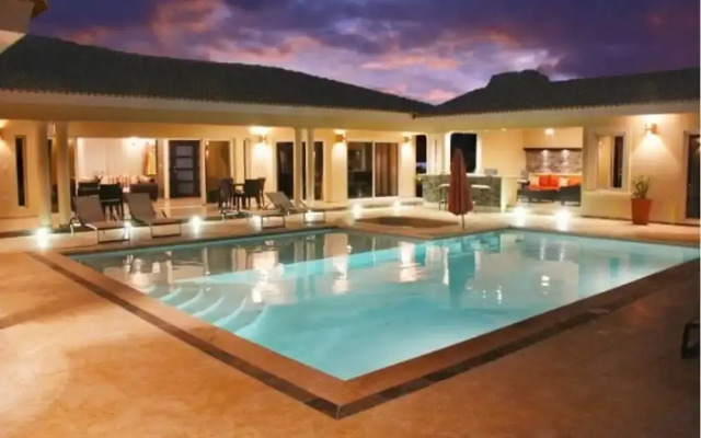 Villa With Jacuzzi, TVs in all Bedrooms