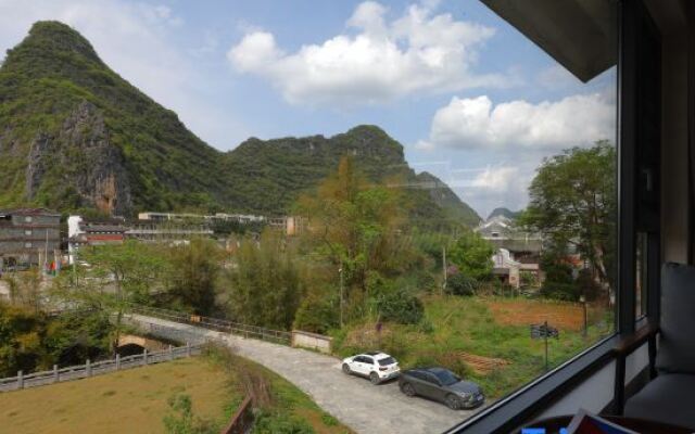 Yingyue Riverside Boutique Homestay