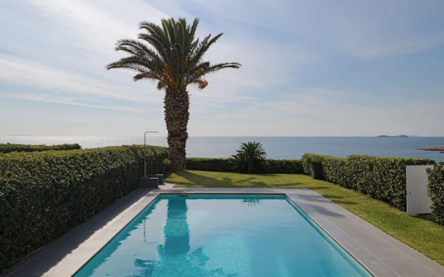 Luxurious Beachfront Villa Maira