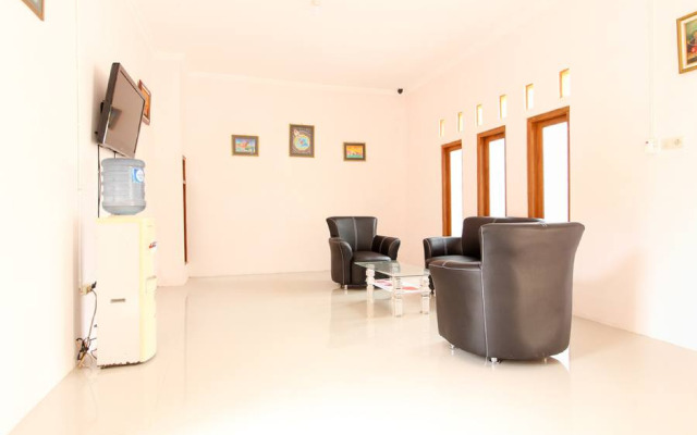 RedDoorz near Balekambang City Park