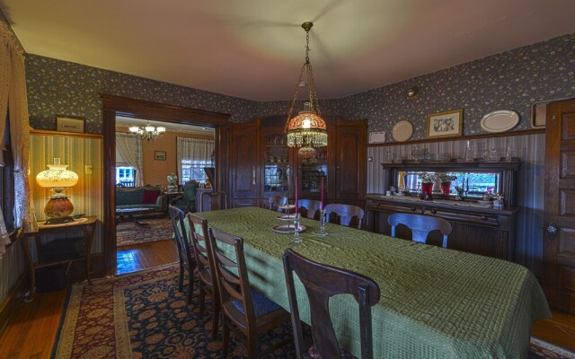 The Candlelight Inn
