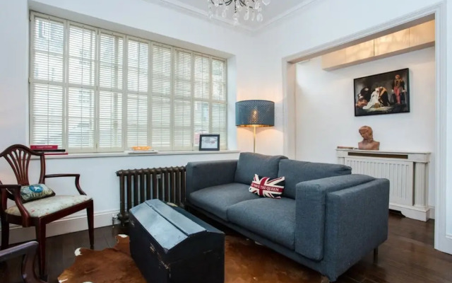 Characterful Townhouse w Patio in Arty Hampstead