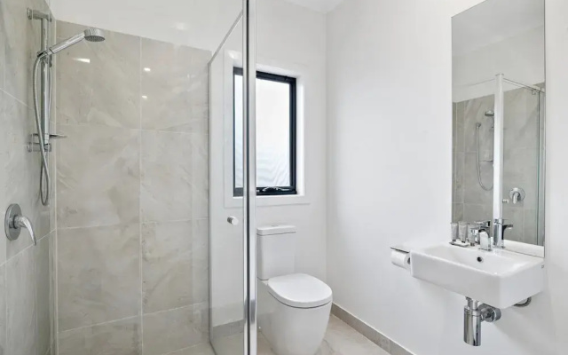 Spacious 5-bed Home in Peaceful Point Cook