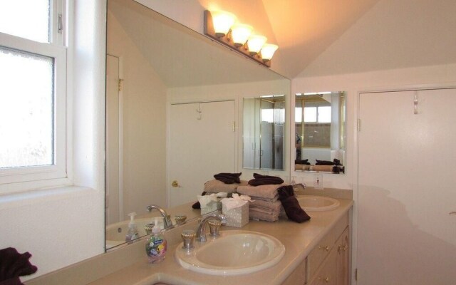 032 - Lakefront Village Escape