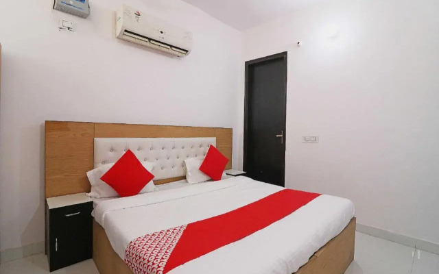 Red Carmine by OYO Rooms