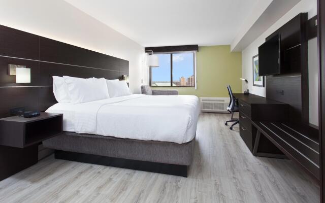 Holiday Inn Express & Suites Mississauga-Toronto Southwest, an IHG Hotel