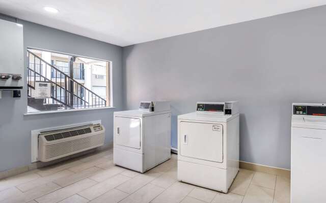 Econo Lodge Inn & Suites