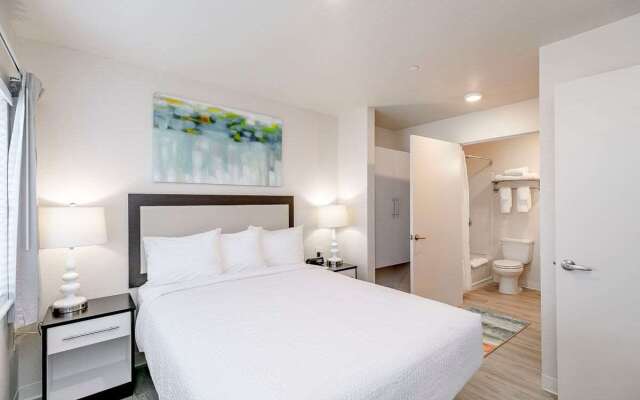 Soka Suites Dallas - Las Colinas