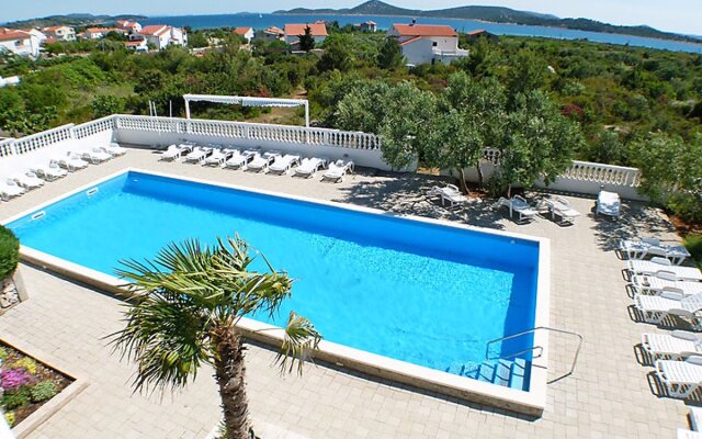 Apartment Rina Paros 41123