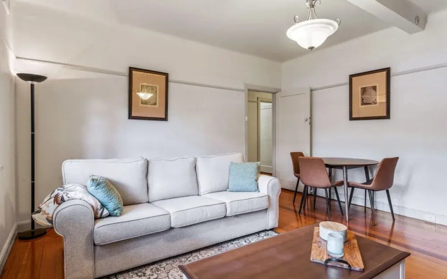 Charming 2-bed Apartment With Fireplace & Parking