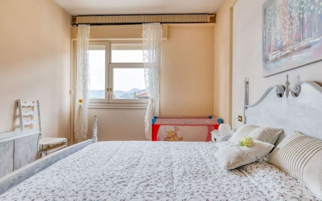 Snug Holiday Home in Salò With Balcony
