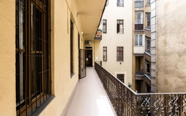 W2 Synagogue Apartment