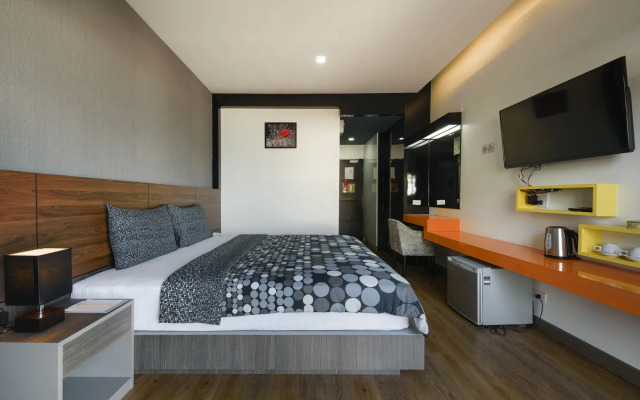 The Loft Seaside Sriracha