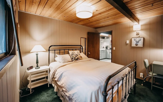 98sl - Hot Tub - Bbq - Pets Ok - Wifi - Sleeps 6 2 Bedroom Home by RedAwning