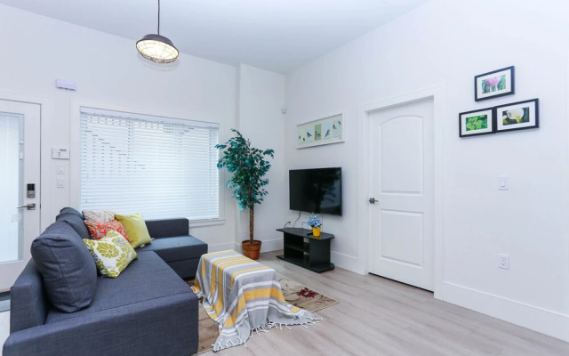 Tasteful 2 Bedroom Suite near Marine Gateway by Elevate Rooms