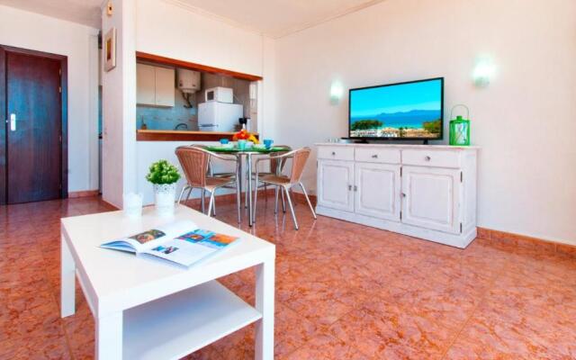 Apartment The Shell II, beach views and pool