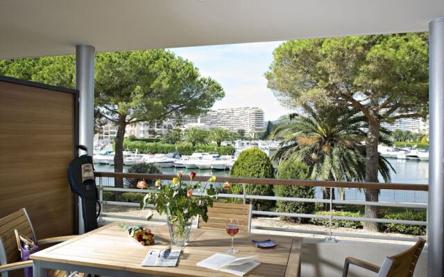 Luxury Apartment with Large Terrace Located on a Marina