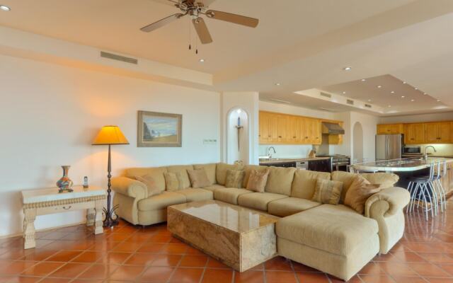 Luxury 5BR Villa, Sleeps 14 W/ocean View: Villa Perla de Law