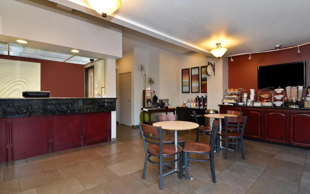 Clackamas Inn & Suites