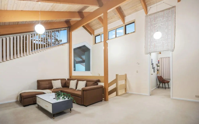 Stylish Retreat at Wheelers Hill 5BRM