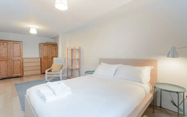 Spacious 2 Bedroom Stoke Newington Flat