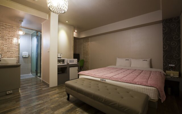 Max Motel