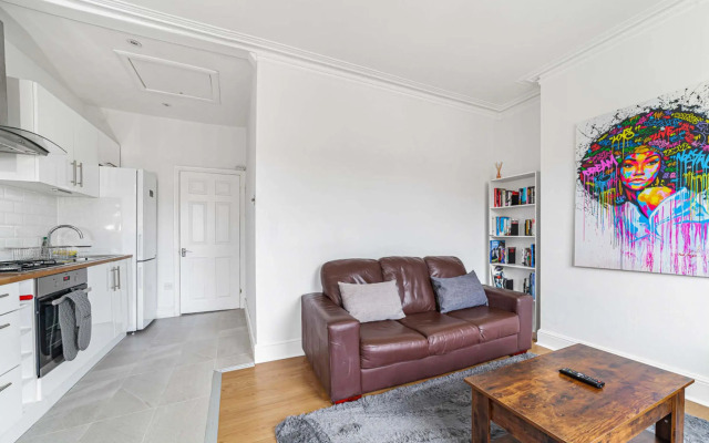 Bright West Ealing Abode
