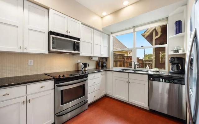 Mid-century Mod Retreat Near Old Town – Free Bikes