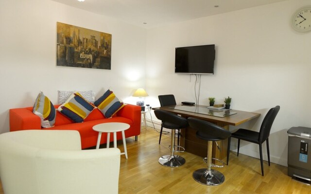 City Centre Hunsaker 3 Bedroom Serviced Apartment + Parking