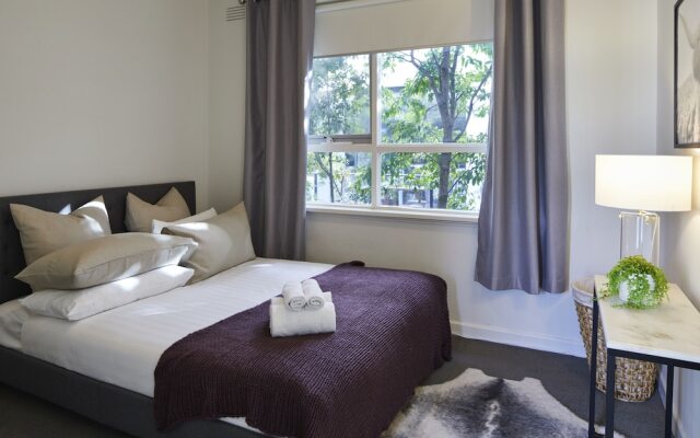 1 Bedroom Apt With Parking Stroll to Elwood Beach
