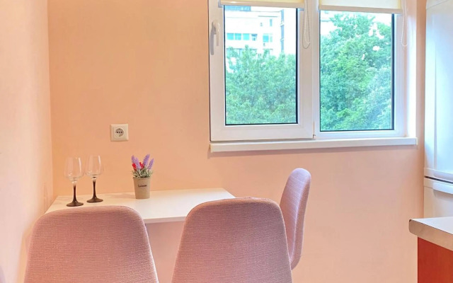 Sunny Central Apartment with TV & Wi-Fi