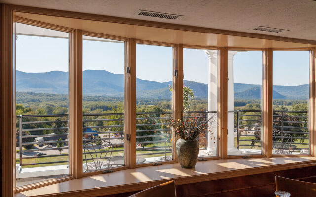 Red Jacket Mountain View Hotel