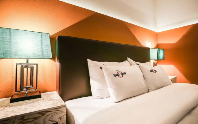 Apple Hotel