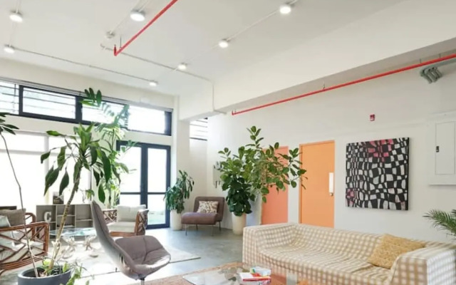 w Outstanding 1BR in Santa Ana